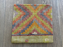 Load image into Gallery viewer, Vintage kilim cushion - D22 - 50x50 cm
