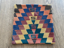 Load image into Gallery viewer, Vintage kilim cushion - B19 - 40x40 cm
